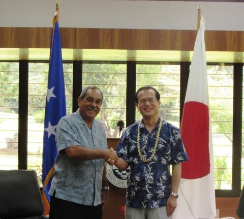 Ambassador Horie shaking hands with H.E. President Christian