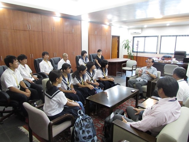 Ambassador Horie answering questions from students