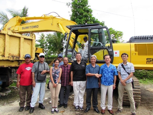 With A Recently Provided Excavator (35t) (From Left, Trainees from Yap and Pohnpei, Ms. Nemoto, PTA Commissioner Mr. Martin, Mr.Takase, Governor Peterson, Ambassador Horie and EOF Staff Mr. Oda)