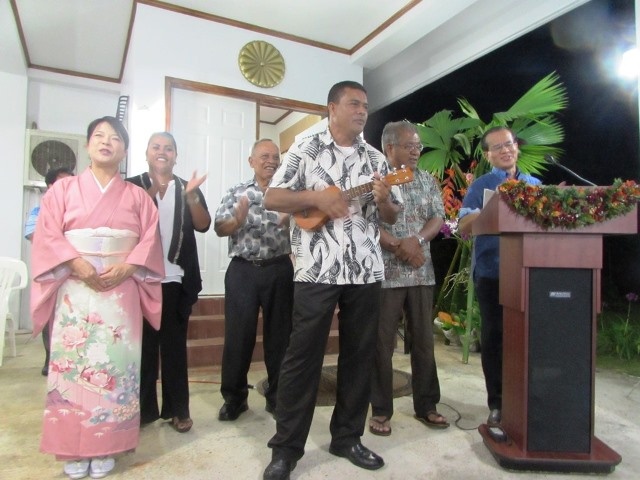 “GAMBARE, KOSRAE“ sang by (From Left)Madam Horie, Mrs. Martin, Vice President George, Mr. Abraham, Sec. Kephas and Ambassador