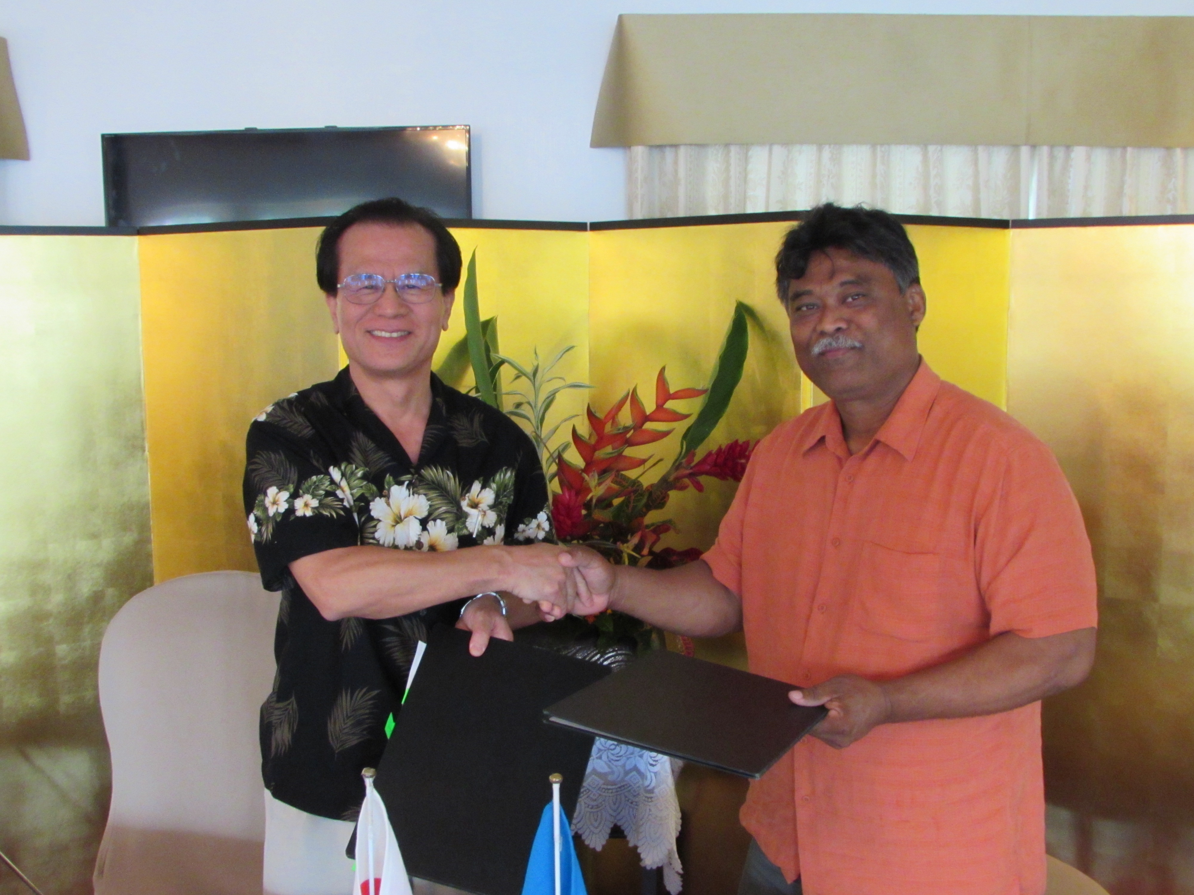 Exchanging the grant contact by Ambassador Horie and Director Edward, Department of Education Edward