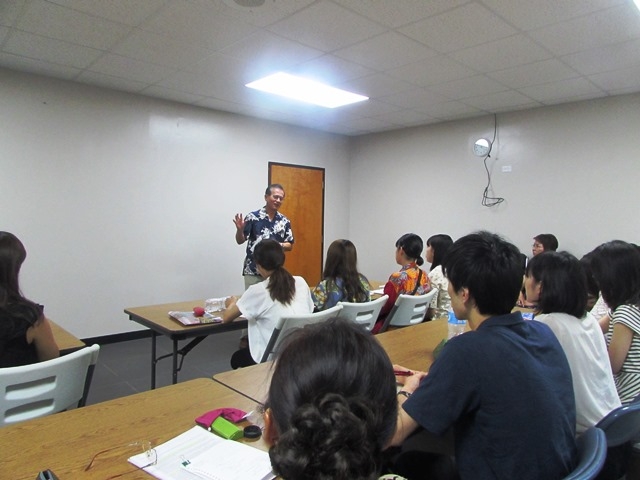 Ambassador Horie gives a lecture to the students 2