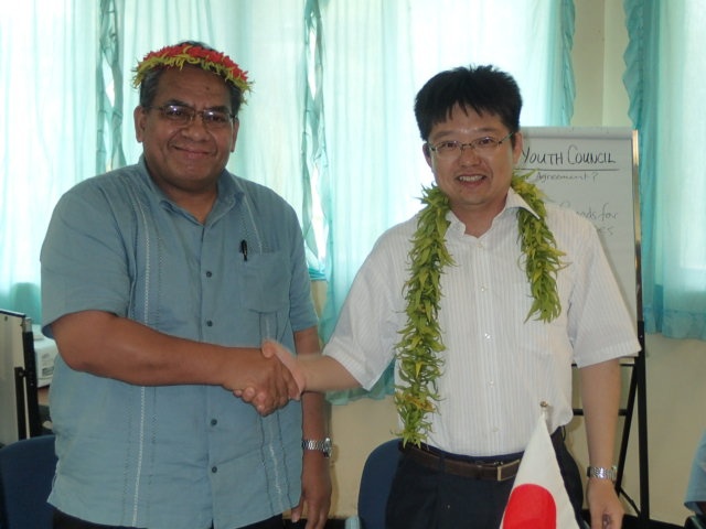 (left)Mr.Livinson Taulung, Director of the Department of Health Services (right)Mr.Tsuneaki Sato, Second Secretary, the Embassy of Japan