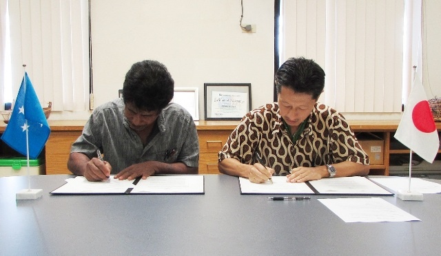 Mayor Sarapio of Kitti Municipal Government and Counselor Higashimoto signing the grant contract