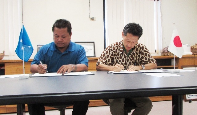 Chief Magistrate Lieman of Sokehs Municipal Government and Counselor Higashimoto signing the grant contract