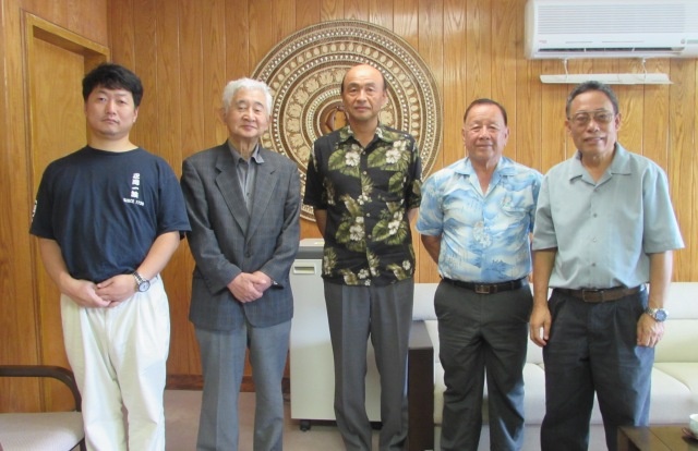 (左から)正岡孝一さん、正岡徹さん、坂井大使、Simao Nanpeiさん、Ieske Iehsiさん