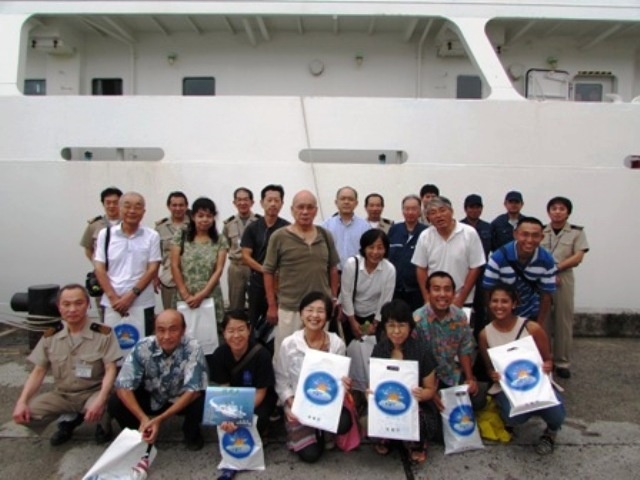 Ambassador Sakai, Captain Tanabe and tour participants(Keifu Maru)