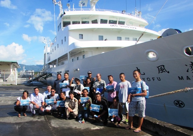 Captain Naoi and COM students from Marine Science