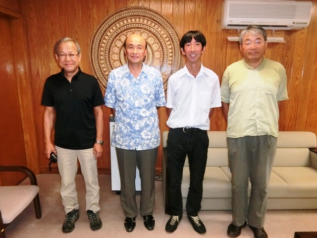 大使表敬訪問(左から)名本短期ボランティア・坂井大使