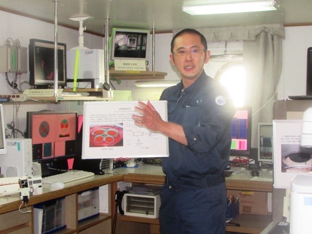 Resercher is explaining about sea water collecting apparatus