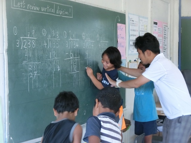 ガネライ小学校で活動するJICAボランティア藤原隊員