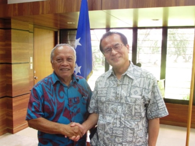 ジョージ副大統領と握手する堀江大使