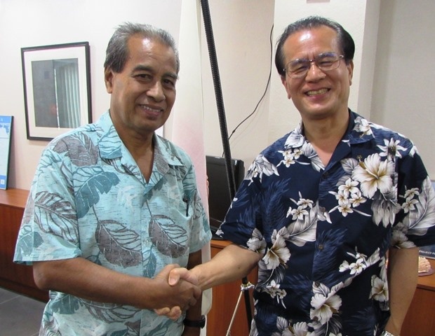 マーティン副議長と握手する堀江大使