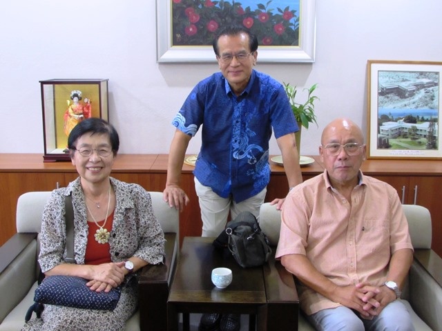 宮井シニアボランティア（左），堀江大使（中央），貢さん（右）