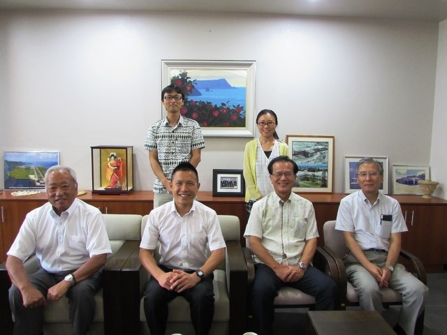 (左上から)織田書記官,三輪草の根委嘱員 (左下から)村尾ボランティア,森隊員,堀江大使,柴田JICA支所長
