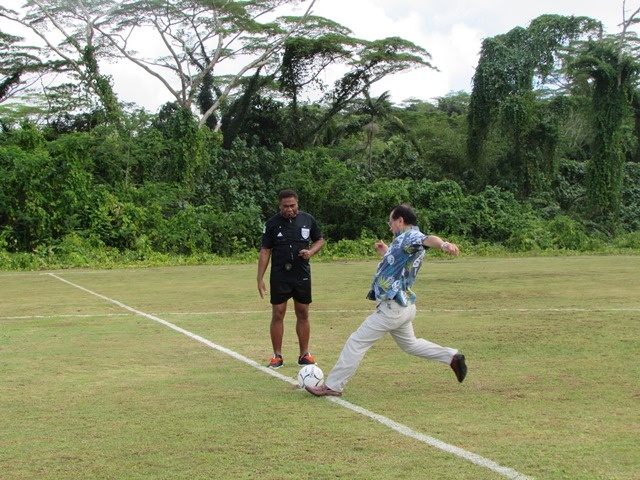 堀江大使による親善試合のキックオフ