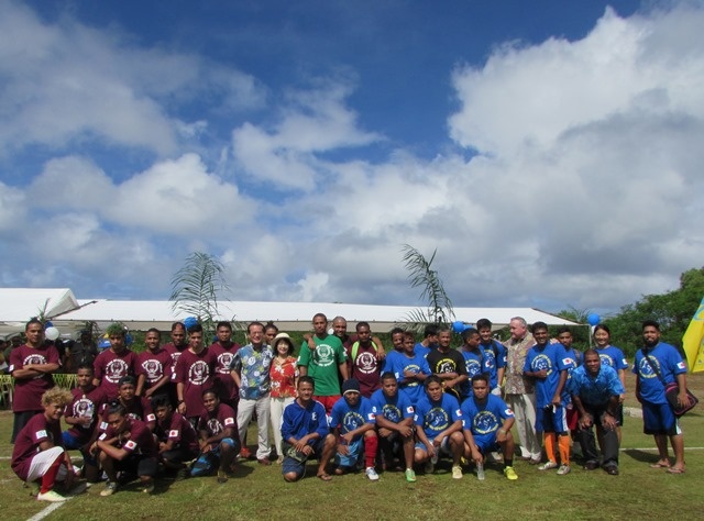 ミクロネシア短期大学対ポンペイ州サッカー協会による親善試合前の集合写真。両チーム共にユニフォームに日本国旗をまとっていた。