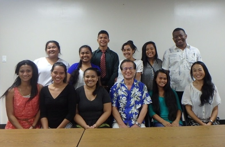 JENESYS2016プログラム参加者との記念撮影(左上段から)Ms. Mirjane David, Ms. Youvaleen Johnny, Mr. Mitchell Marion, Ms. Brittny Rose Esguerra, Ms. Yolanda Abraham, Mr. PR Etnol (左下段から)Ms. Dayan Ardos, Ms. Decery Liemam, Ms. Perenkinda Julios, Ambassador Horie, Ms. Ms.Anjannet Fredrick, Mika Okamura (Embassy Staff)