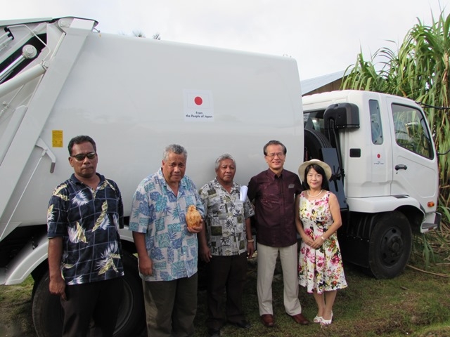 供与されたごみ収集車と共に（写真左から，プリモ・ウー自治区議会議長，ジョセフ・ウー自治区イソ・ナンケン（伝統的リーダー），アブラハム・ウー自治区長，堀江大使，裕子夫人）