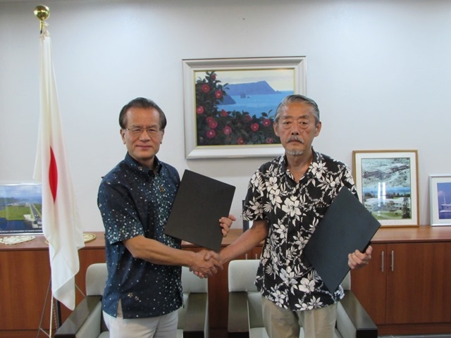 (From Left, Ambassador Ryoichi Horie, JMAS Resident representative of the project, Kiyoshi Inoue )