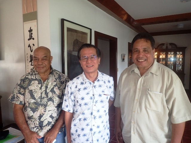（From left）Special Assistant to Governor on Resources & Development Mr. Jack Sham, Ambassador Horie, Governor of Chuuk State of the FSM Hon. Johnson S. Elimo