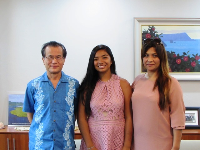 （From left）Ambassador Horie, Ms. Liana-NeiLoria Kozue Preston-Irons, and Her mother Ms. Juliana Jules Lynette Preston