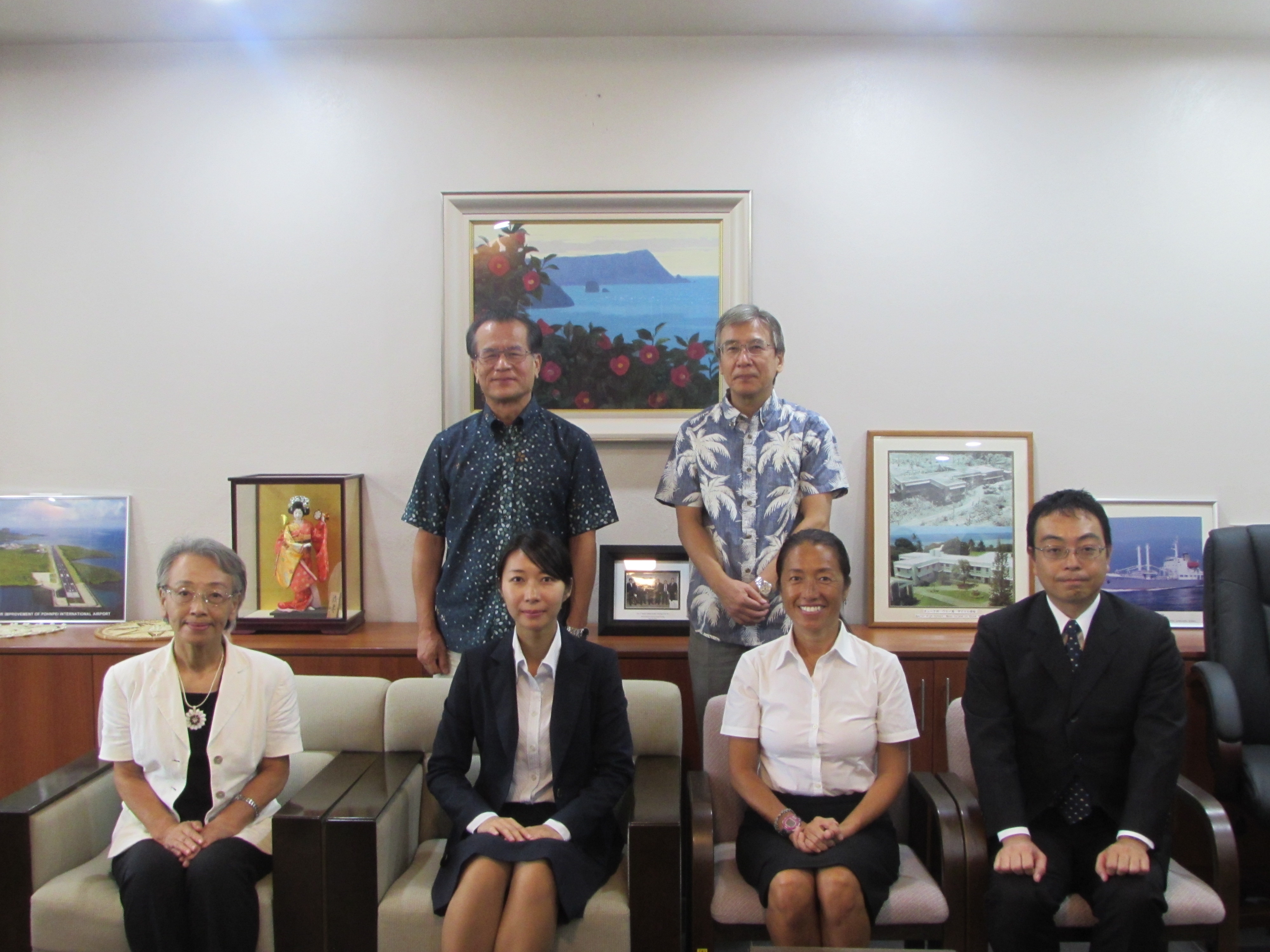 上段左から)堀江大使、柴田JICA支所長 (下段左から)石﨑SV、泉舘隊員、曽我SV、加藤隊員