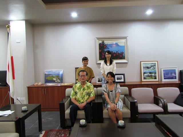堀江大使への研修報告を終えて 堀江大使(左下),ジリアンさん(右下),荒谷派遣員(左上)中谷専門調査員(右上)