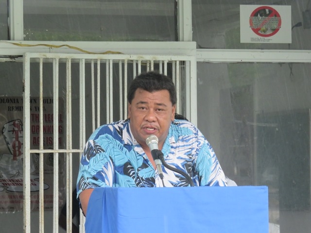 スピーチを行うニコラス市長