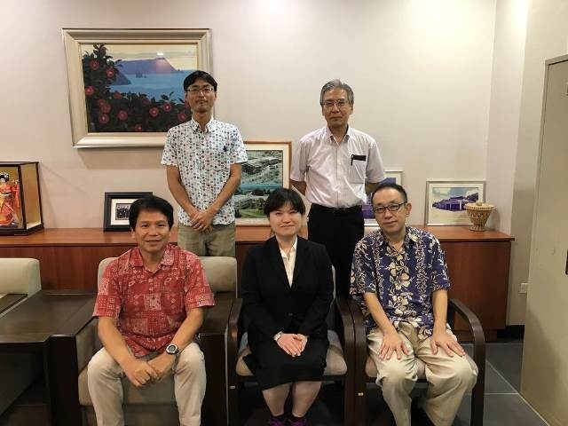 上段左から)織田書記官,柴田JICA支所長,(下段左から)杉山臨時代理大使,山崎隊員,眞嶋医務官