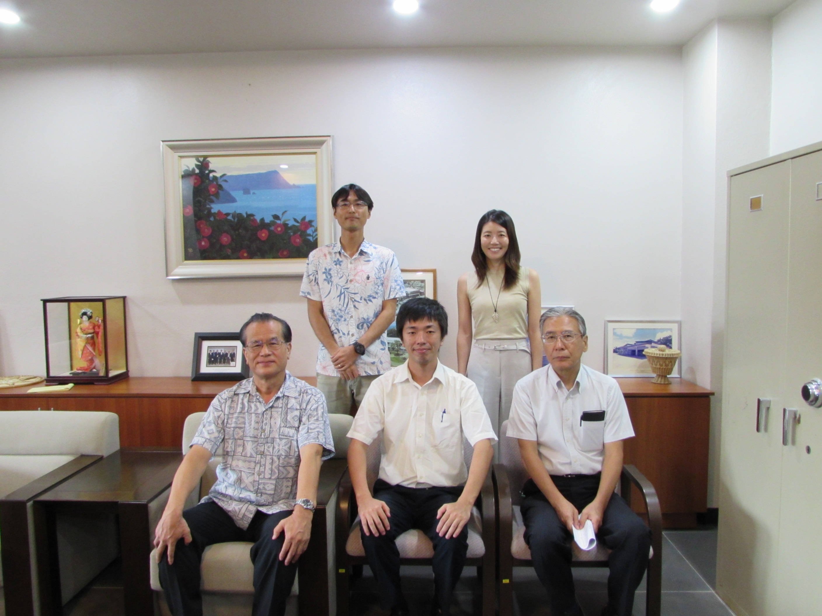 (上段左から)織田書記官,松岡ボランティア調整員(下段左から)堀江大使,野口隊員,柴田JICA所長