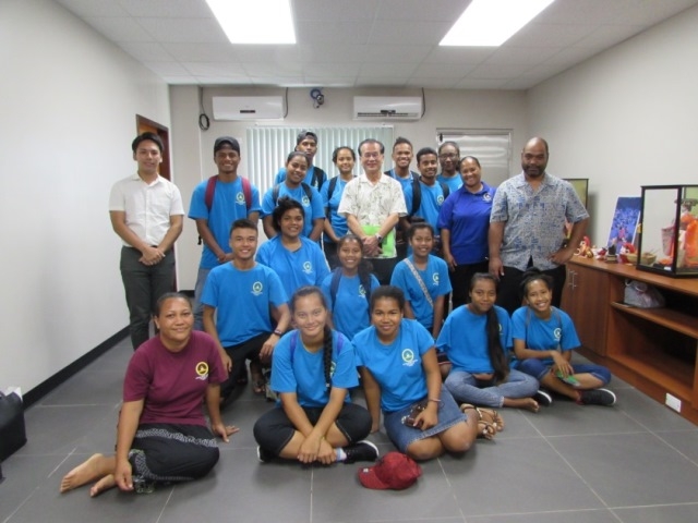 Yap High School students and Ambassador Horie
