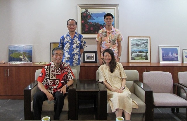 (上段左から)堀江大使、牧書記官(下段左から)石原SV、松岡JICAボランティア調整員