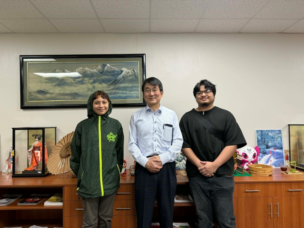 国費留学生の2名と籠宮大使